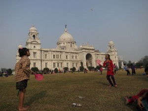 Kids playing in front of Victoria Memorial Kids playing in front of Victoria Memorial